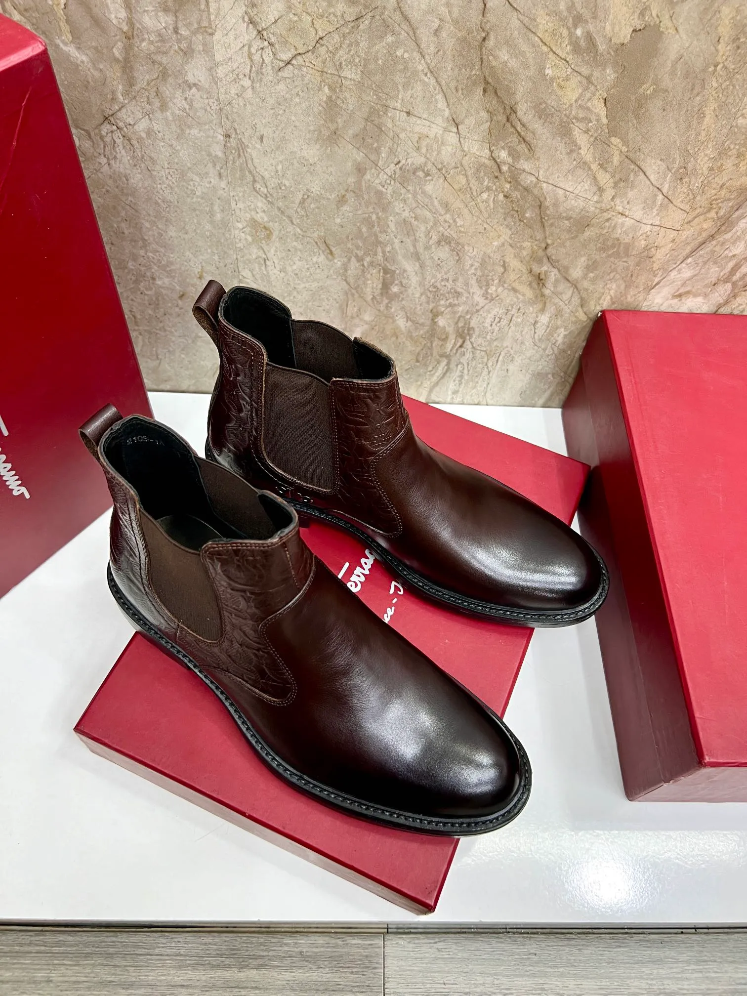 Original order quality: Men's shoes 💰700 Brand: Ferragamo (Ferragamo) One size larger: Men's size 38-44 (45 customized) Grade: Same style as the official website High-end men's shoes Material: Original cowhide, cowhide lining, original outsole Style category: Chelsea men's boots Fashion trend Color: Actual picture